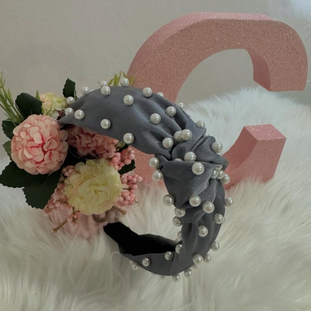 Gray Floral Pearl Hair Accessory